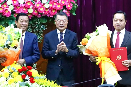 Trưởng Ban Tổ chức Trung ương Lê Minh Hưng trao Quyết định và tặng hoa cho 2 đồng chí nhận nhiệm vụ mới. 