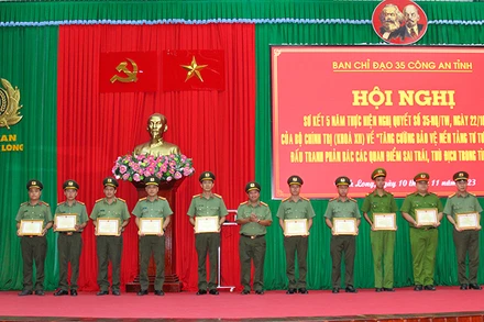 Những cá nhân được tuyên dương, khen thưởng tại hội nghị. 