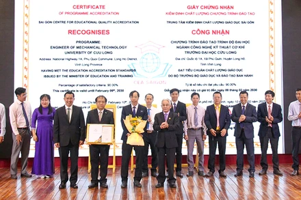 Trao chứng nhận đạt kiểm định chất lượng chương trình đào tạo. 