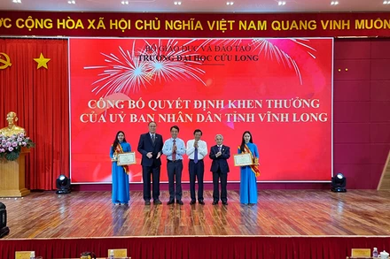 Lãnh đạo tỉnh Vĩnh Long tặng Bằng khen cho lãnh đạo trường Đại học Cửu Long đã có thành tích đào tạo trong thời gian qua. 