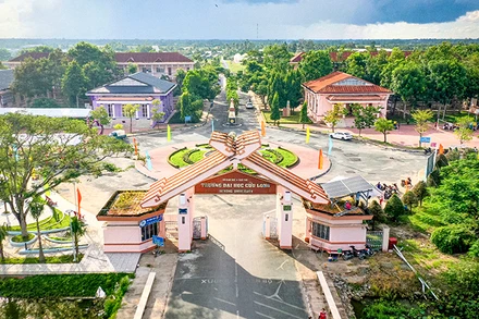 Khuôn viên cổng trường Đại học Cửu Long.