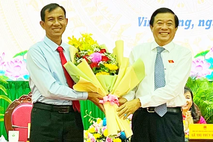 Bí thư Tỉnh uỷ Vĩnh Long Bùi Văn Nghiêm tặng hoa chúc mừng Phó Chủ tịch Uỷ ban nhân dân tỉnh Vĩnh Long Đặng Văn Chính.