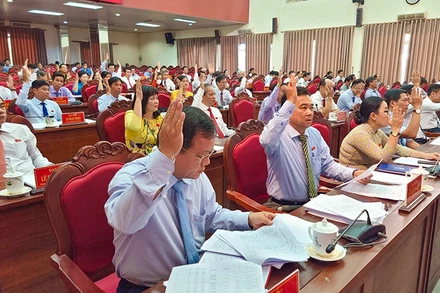 Đại biểu biểu quyết các Nghị quyết quan trọng được người dân quan tâm. 