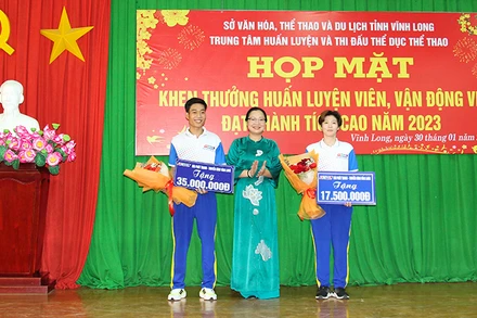 Lãnh đạo tỉnh Vĩnh Long trao thưởng cho vận động viên đạt thành tích cao