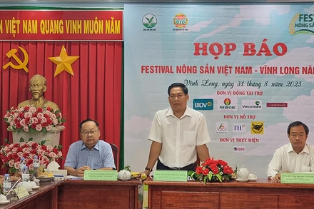 Ban tổ chức thông tin tại buổi họp báo Festival nông sản - Vĩnh Long năm 2023.