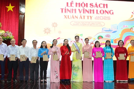 Phó Chủ tịch Ủy ban nhân dân tỉnh Vĩnh Long Nguyễn Thị Quyên Thanh và Hoa hậu quốc gia Việt Nam 2024 Nguyễn Ngọc Kiều Duy tặng sách cho đại biểu tham dự. 