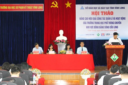 Đại biểu trình bày tại hội thảo. 