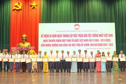 Những cá nhân làm công tác mặt trận được tuyên dương. 