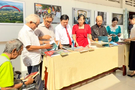 Văn nghệ sĩ tỉnh Vĩnh Long đã có nhiều đóng góp trong nền Văn học nghệ thuật của khu vực và cả nước. 