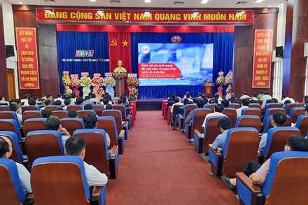 Chuyên gia về công nghệ thông tin trình bày tại hội thảo. 