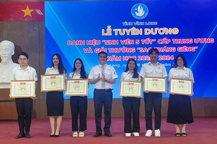 Các “sinh viên 5 tốt” cấp Trung ương của Vĩnh Long được vinh danh. 
