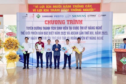 Tuyên dương khen thưởng những sinh viên đạt thành tích kỹ năng nghề thế giới.