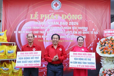 Nhà hảo tâm vận động hỗ trợ nhà tình thương và học bổng cho học sinh khó khăn. 