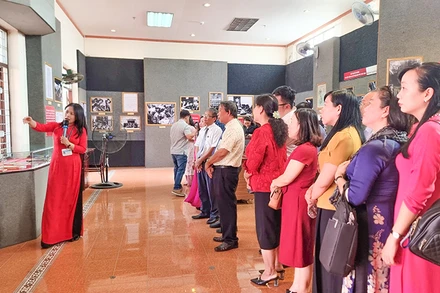 Các đại biểu tham quan ảnh tư liệu về Chiến thắng Điện Biên Phủ. 