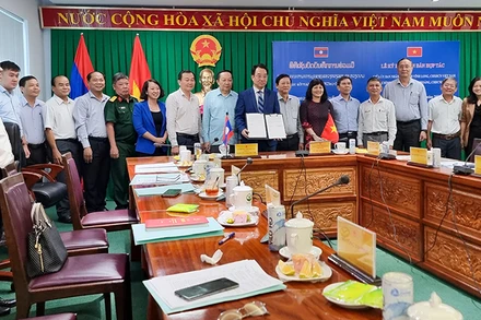 Chủ tịch Ủy ban nhân dân tỉnh Vĩnh Long Lữ Quang Ngời ký kết biên bản hợp tác với Chính quyền tỉnh Xiêng Khoảng. 