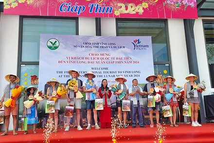 Vĩnh Long chào mừng đón những vị khách quốc tế đầu tiên