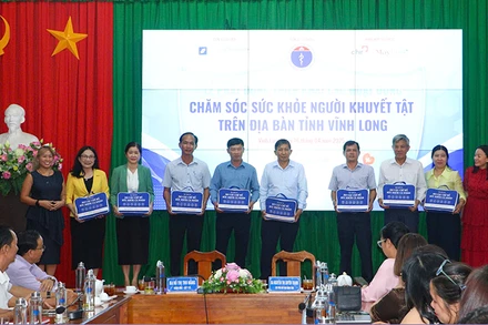 Các đơn vị trao tặng 8 máy thông minh chăm sóc sức khỏe ban đầu cho Sở Y tế Vĩnh Long. 