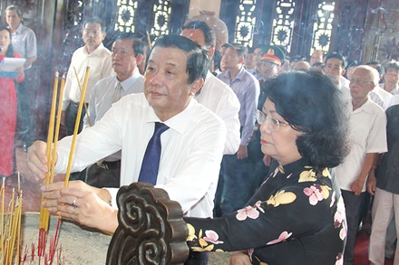 Nguyên Phó Chủ tịch nước Đặng Thị Ngọc Thịnh cùng lãnh đạo tỉnh Vĩnh Long dâng hương kỷ niệm 112 năm ngày sinh Chủ tịch Hội đồng Bộ trưởng Phạm Hùng. 