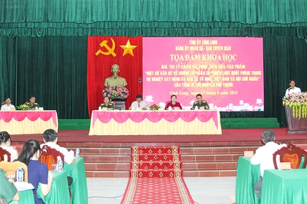 Đại biểu trình bày tham luận tại buổi Tọa đàm. 