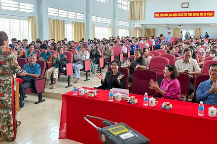 Tiến sĩ Phạm Thị Thúy, giảng viên chính Học viện Chính trị quốc gia khu vực II trình bày nội dung về ngày hạnh phúc. 