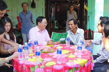 Tổng Giám đốc Ngân hàng chính sách xã hội Việt Nam Dương Quyết Thắng đến tận nhà thăm hỏi hộ vay làm ăn hiệu quả. 