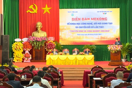 Chủ tọa tham gia diễn đàn. 