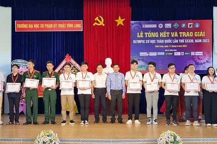 Ban tổ chức trao Bằng khen cho những thí sinh đoạt giải trong kỳ thi.