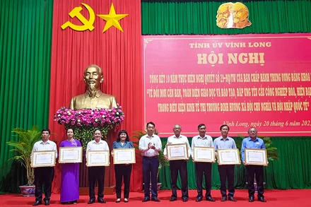 Những cá nhân nhận Bằng khen vì có thành tích xuất sắc trong 10 năm thực hiện Nghị quyết số 29-NQ/TW của Ban chấp hành Trung ương Đảng khóa XI.