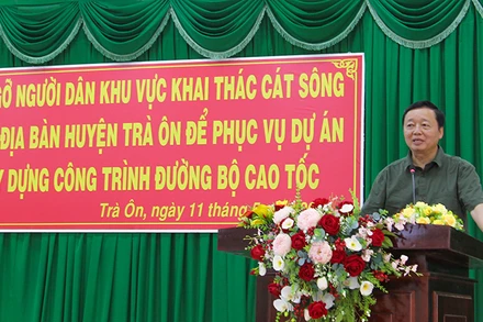 Phó Thủ tướng Trần Hồng Hà phát biểu tại buổi gặp gỡ người dân vùng mỏ cát tại huyện Trà Ôn, tỉnh Vĩnh Long. 