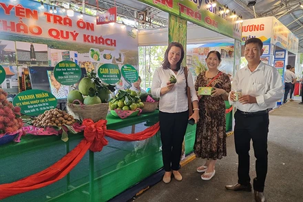 Gian hàng trưng bày nông sản tỉnh Vĩnh Long.