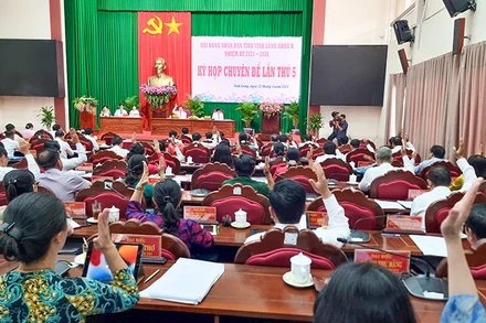 Đại biểu Hội đồng nhân dân tỉnh Vĩnh Long biểu quyết thông qua các Nghị quyết tại kỳ họp. 