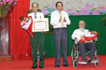 Phó Bí thư Thường trực Tỉnh ủy Vĩnh Long Nguyễn Thành Thế trao Huy hiệu 70 năm tuổi đảng cho 2 đồng chí. 