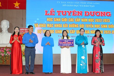 Ban tổ chức tuyên dương học sinh đạt giải nhì quốc gia. 