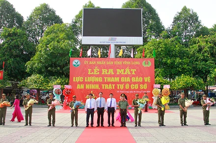 Lãnh đạo tỉnh Vĩnh Long chúc mừng ra mắt tổ bảo vệ an ninh trật tự cơ sở. 
