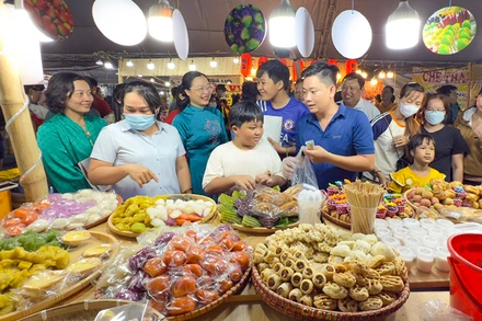 Tham quan gian hàng bánh dân gian Nam Bộ.