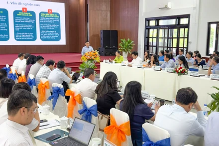 Đại biểu tham gia tham luận tại tọa đàm. 