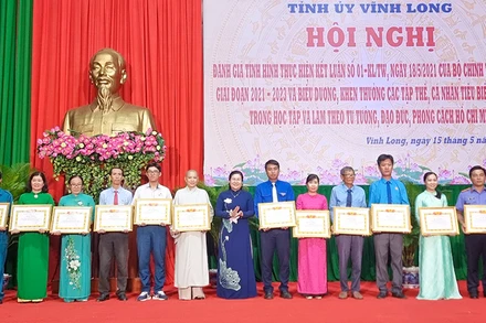 Những cá nhân học theo Bác được tuyên dương. 