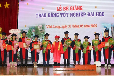 Phó Giáo sư, Tiến sĩ Lương Minh Cừ, Hiệu trưởng Trường đại học Cửu Long trao bằng tốt nghiệp và khen thưởng sinh viên có thành tích xuất sắc. 