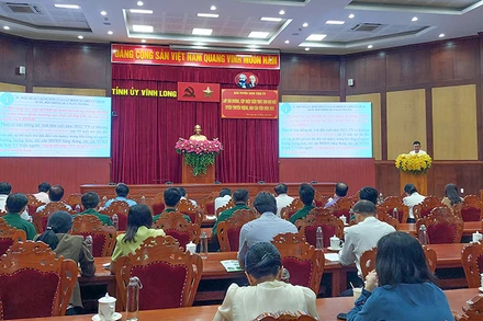 Quang cảnh lớp bồi dưỡng điểm cầu chính tại Tỉnh ủy Vĩnh Long. 