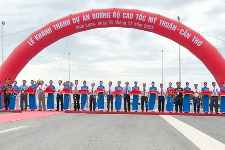 Phó Thủ tướng Trần Lưu Quang dự lễ khánh thành cao tốc Mỹ Thuận-Cần Thơ.