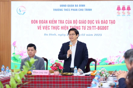 Đoàn kiểm tra của Bộ Giáo dục và Đào tạo khảo sát về thực hiện quản lý dạy thêm, học thêm tại Trường THCS Phan Chu Trinh (Hà Nội).