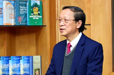 Thứ trưởng Giáo dục và Đào tạo Phạm Ngọc Thưởng trao đổi về Thông tư số 29, quy định về dạy thêm, học thêm.