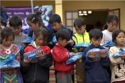 Các em nhỏ điểm trường bản Khò Hồng