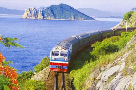 Tàu Thống Nhất bắc-nam.