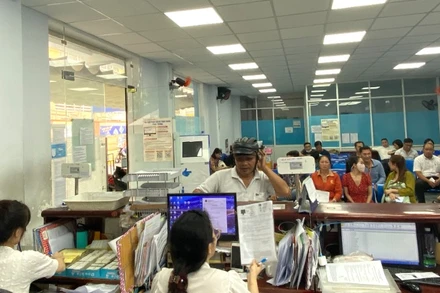 Đông đảo người dân nộp hồ sơ tại Bộ phận Quản lý sát hạch và cấp giấy phép lái xe (Sở Giao thông vận tải Thành phố Hồ Chí Minh). (Ảnh: QUÝ HIỀN)