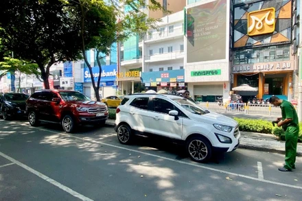 Một tuyến đường tại khu vực trung tâm Thành phố Hồ Chí Minh áp dụng thu phí đỗ ô tô. (Ảnh: NHẬT THÀNH)
