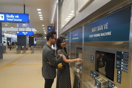 Máy bán vé tại các nhà ga của tuyến Metro Bến Thành-Suối Tiên. Giai đoạn đi miễn phí khách sẽ được Mastercard phát thẻ đi tàu. (Ảnh: THẾ ANH)