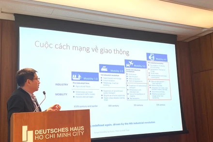 PGS, TS Vũ Anh Tuấn - Giám đốc Trung tâm Nghiên cứu Giao thông Vận tải, Trường đại học Việt Đức cho rằng, giao thông thông minh sẽ tập trung vào các giải pháp công nghệ thông tin và chuyển đổi năng lượng.
