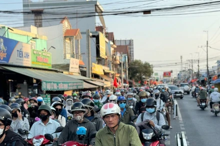 Chiều tối ngày 2/2 (mồng 5 Tết) người dân từ hướng Nhơn Trạch, Đồng Nai chờ lên phà Cát Lái trở về Thành phố Hồ Chí Minh (ảnh: QUÝ HIỀN)