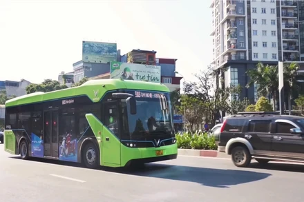 Xe buýt điện thân thiện, hạn chế khí thải, lưu thông ở khu vực Trung tâm Thành phố Hồ Chí Minh (Ảnh: QUÝ HIỀN)